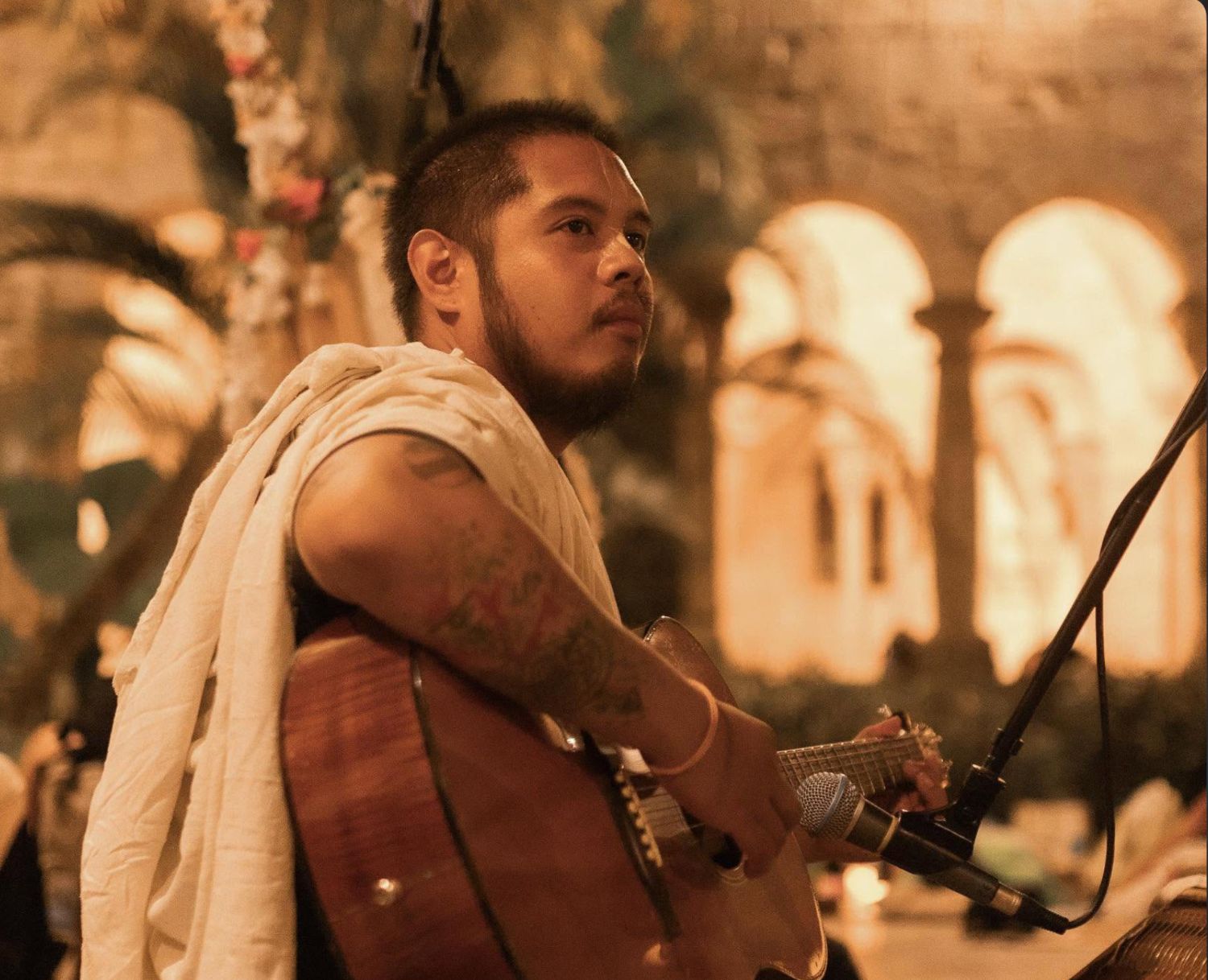 Jamil Apostol performing live